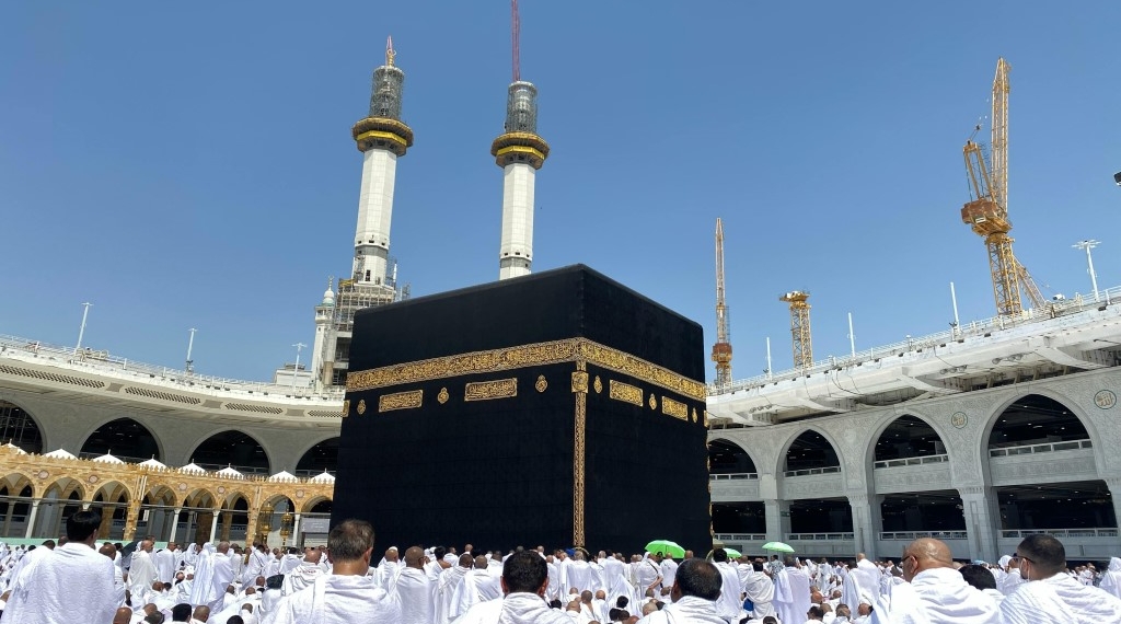 Suasana Masjidil Haram di Makkah, Arab Saudi, dengan Ka'bah sebagai pusat ibadah umat Islam. Kasus dugaan tindakan tak senonoh yang melibatkan pria dan wanita asal Bangladesh di tempat suci tersebut menjadi sorotan setelah beredar kabar mengenai hukuman mati. (Foto: Ilustrasi)
