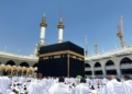Suasana Masjidil Haram di Makkah, Arab Saudi, dengan Ka'bah sebagai pusat ibadah umat Islam. Kasus dugaan tindakan tak senonoh yang melibatkan pria dan wanita asal Bangladesh di tempat suci tersebut menjadi sorotan setelah beredar kabar mengenai hukuman mati. (Foto: Ilustrasi)