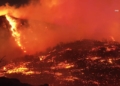 Kebakaran Franklin melanda kawasan dekat Malibu Canyon Road, Malibu, pada Senin malam. (Foto: RMG News)