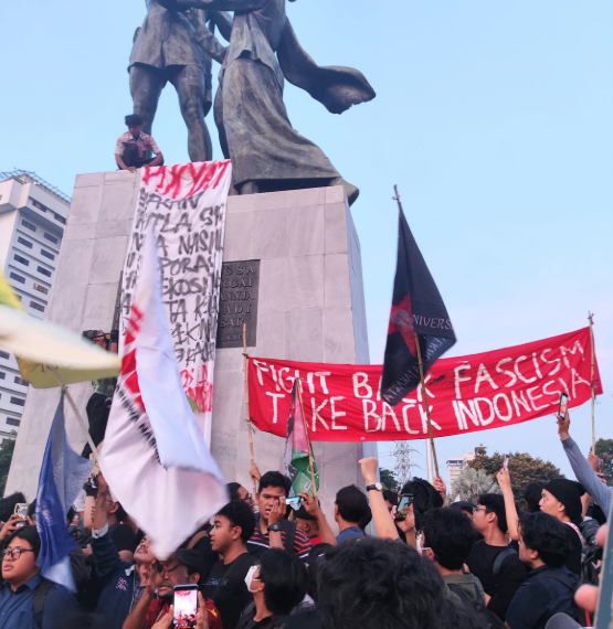 Aksi unjuk rasa mahasiswa di depan Monumen Perjuangan Rakyat, dengan membawa spanduk dan bendera serta menyuarakan tuntutan terhadap dua tahun pemerintahan Prabowo-Gibran.