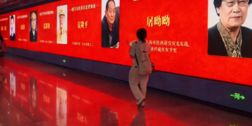China Ganti Iklan Artis di Billboard Raksasa dengan Wajah Ilmuwan, Alasannya Bikin Salut