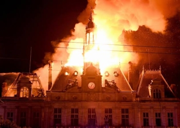 Gedung Balai Kota 140 Tahun di Limoges Prancis Dibakar Massa, Atap dan Menara Runtuh Saat Demo Ricuh
