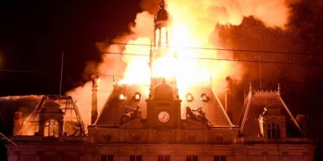 Gedung Balai Kota 140 Tahun di Limoges Prancis Dibakar Massa, Atap dan Menara Runtuh Saat Demo Ricuh