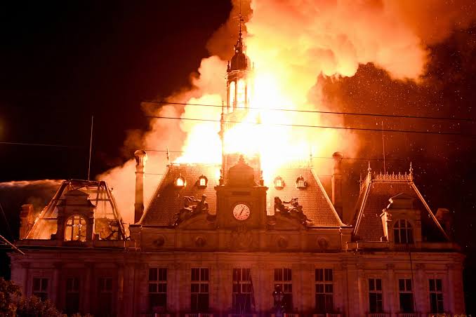 Balai Kota Limoges, Prancis, terbakar saat kerusuhan melanda negara tersebut. Kebakaran menghancurkan salah satu simbol kota yang menjadi bagian penting bagi warganya. (Foto: Dokumentasi)